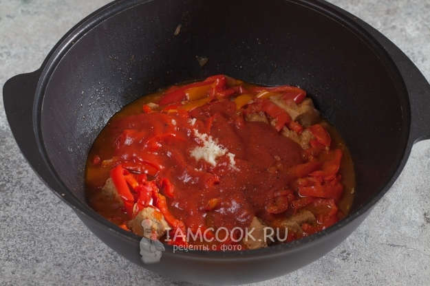 Adicione o tomate, alho, sal e pimenta