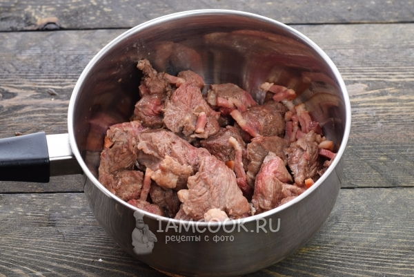 Overfør kjøttet i en kasserolle