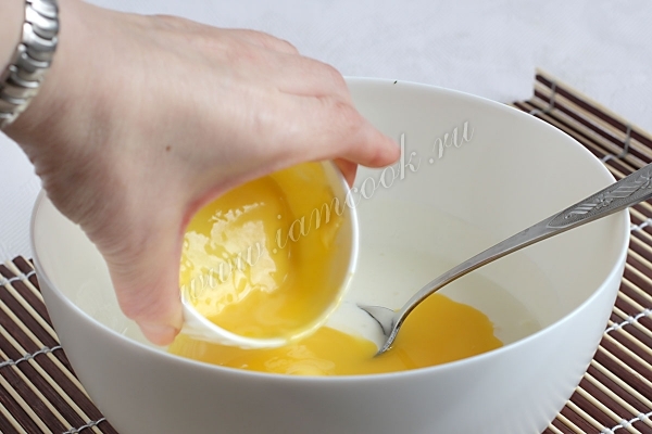 Wlać roztopione masło