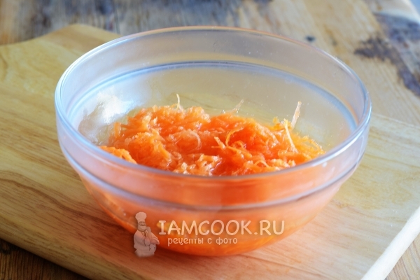 Despeje cenouras com água fervente