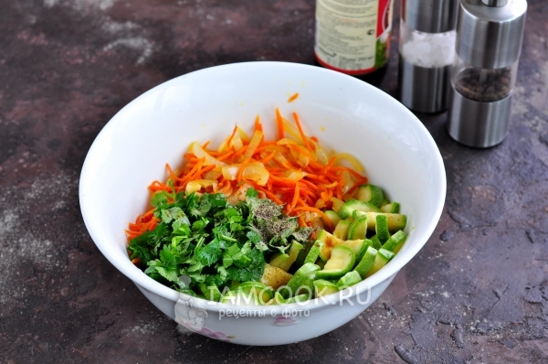 เพิ่มผักชีเกลือและพริกไทย