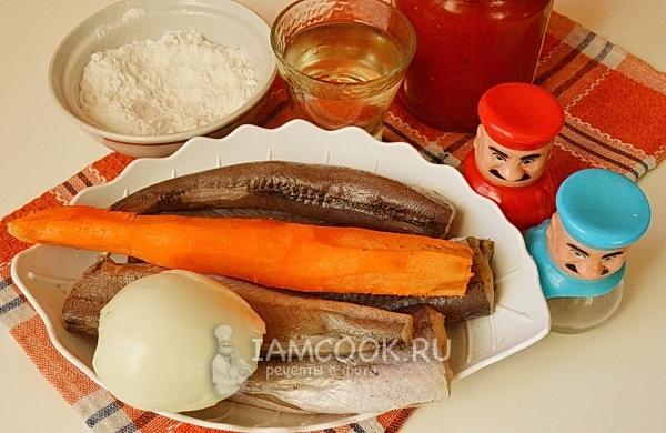 Ingredienser til stewed hake med gulrøtter og løk