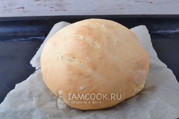 Roti gandum siap dengan ragi di dalam ketuhar