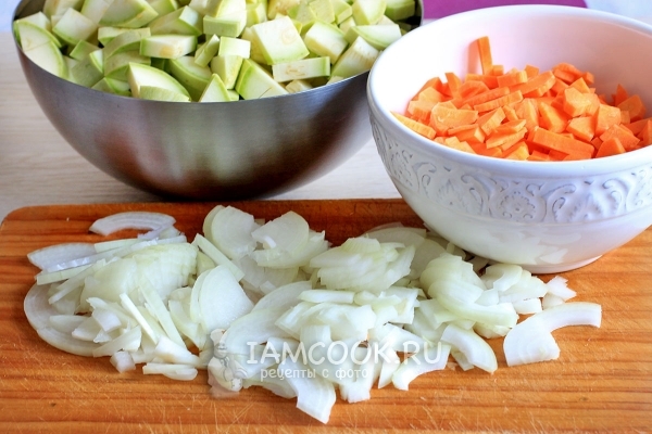 Potong zucchini, bawang dan lobak merah