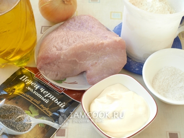 Ingrediënten voor gestoofde kalkoen in zure room