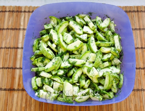 Campurkan zucchini, bawang putih, dill dan perapan