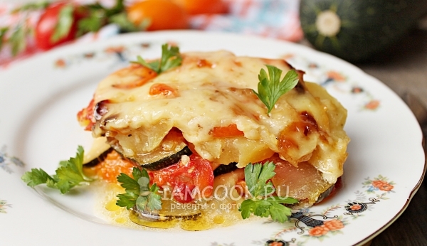 감자와 오븐에 토마토와 courgettes의 사진