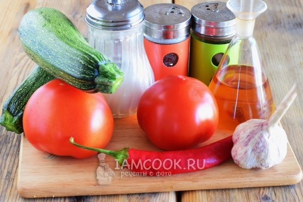 Ingrediënten voor courgette in tomatensap voor de winter