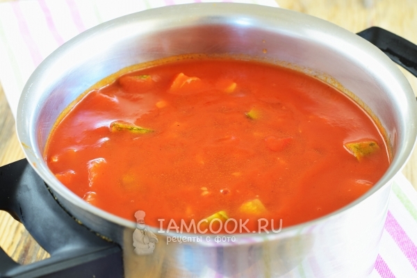 Om courgette in tomaat te koken