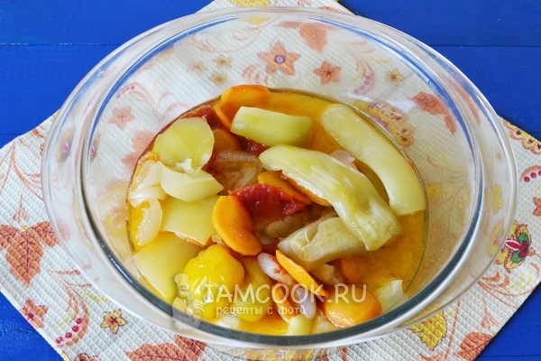 Lipat sayur-sayuran dalam mangkuk