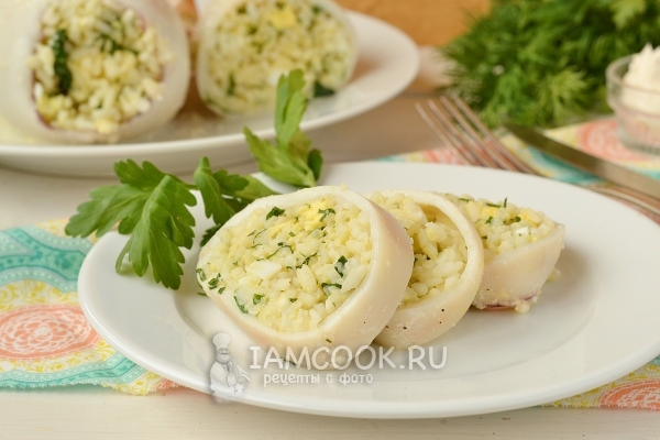 쌀과 계란으로 채워진 오징어의 사진