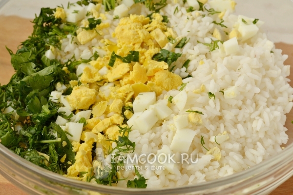 Połącz jajka, ryż i zielenie