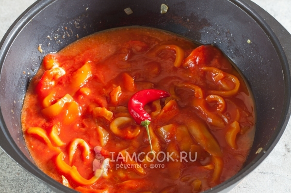 Įpilkite pomidorų ir čili
