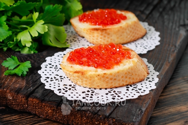 Foto de um canape com caviar vermelho