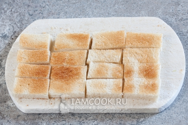 Corte o pão em pedaços