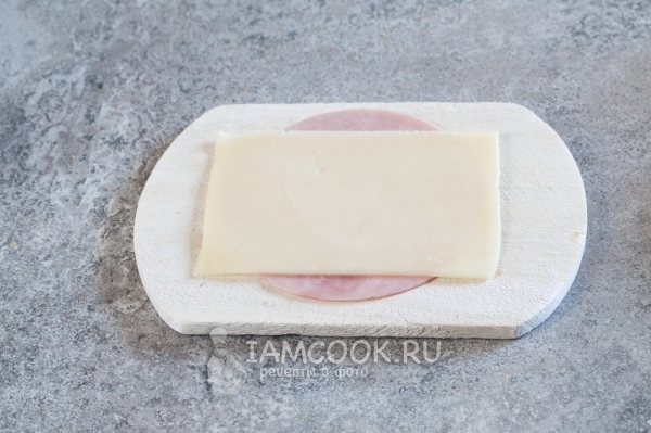 Įdėkite sūrį ant kumpio