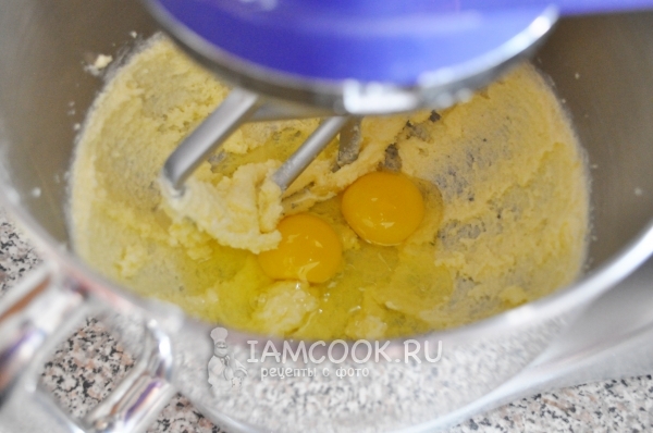 Pukul mentega dengan gula dan telur