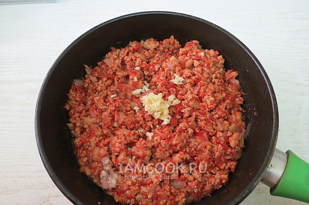 Masukkan sos tomato dan bawang putih ke daging tanah