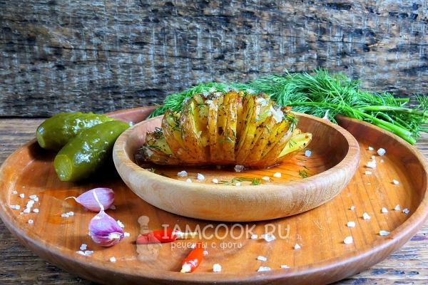 Fotografie de cartofi-acordeon cu slănină în cuptor