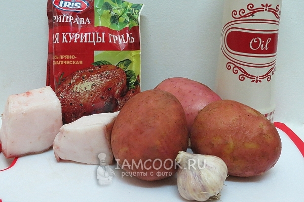 Ingredienser til potet-trekkspill med bacon i ovnen