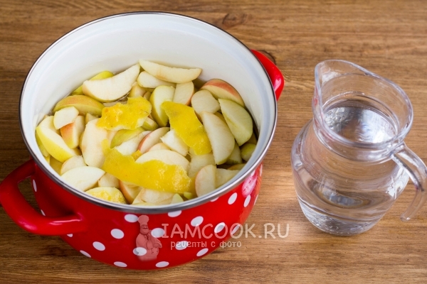 Połącz wodę, jabłka, skórkę i sok z cytryny