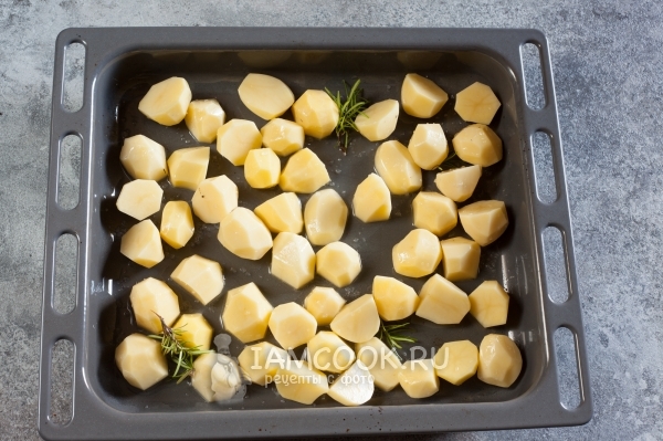Połóż na blasze do pieczenia ziemniaki i rozmaryn
