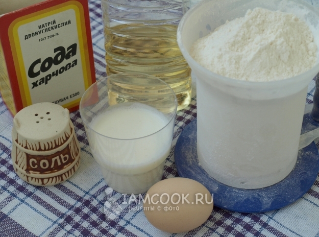 Bahan-bahan untuk roti gulung pada susu masam dalam kuali