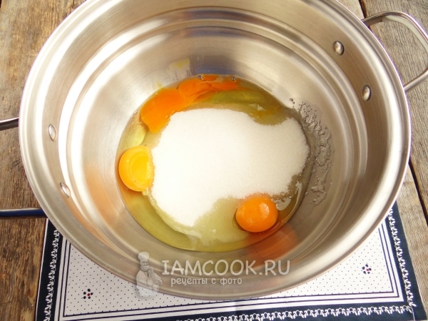 Sudėkite cukrų su kiaušiniais