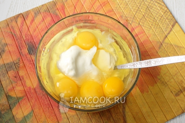 Campurkan krim masam dengan telur