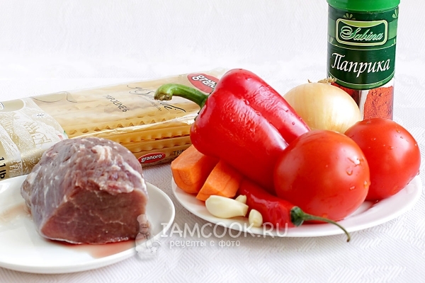 Et ve sebze ile makarna için malzemeler