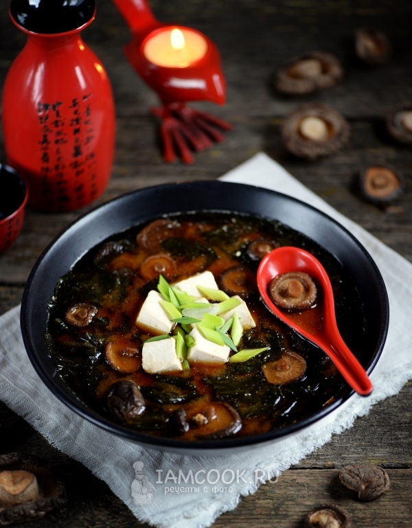 Yosun wakame ve tofu ile miso çorbası tarifi