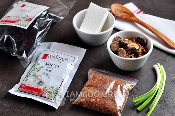 Yosun wakame ve tofu ile miso çorbası için malzemeler