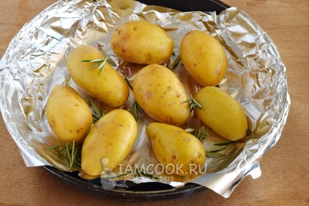 Pulverizați cartofii cu rozmarin