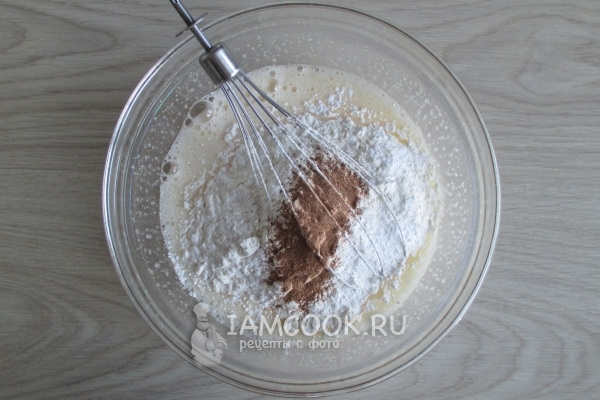 Dodaj mąkę, cynamon i proszek do pieczenia