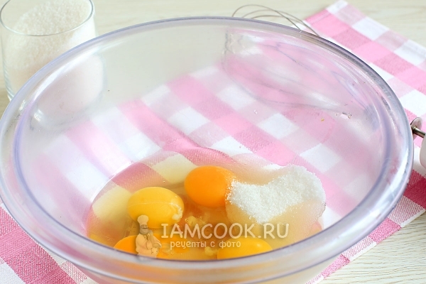 Повежите јаја и шећер