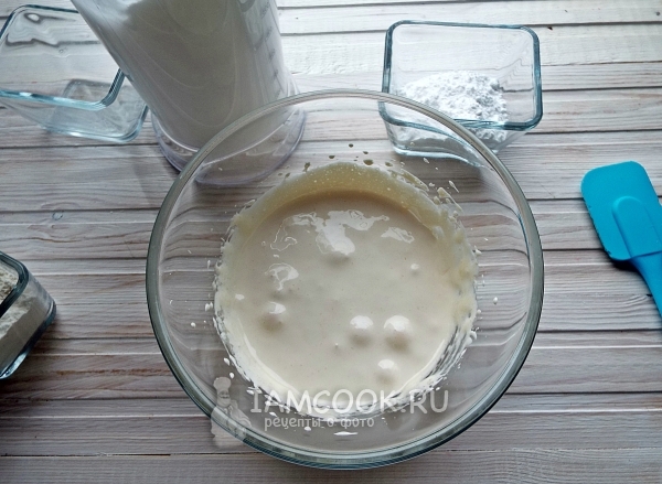 Slå hvite og eggeplommer med sukker separat