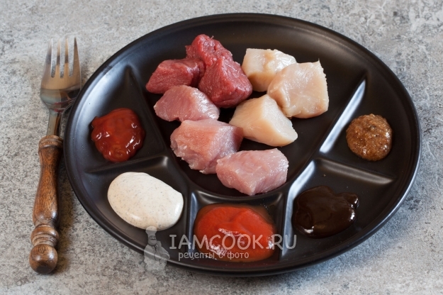 Leg vlees en sauzen op het bord