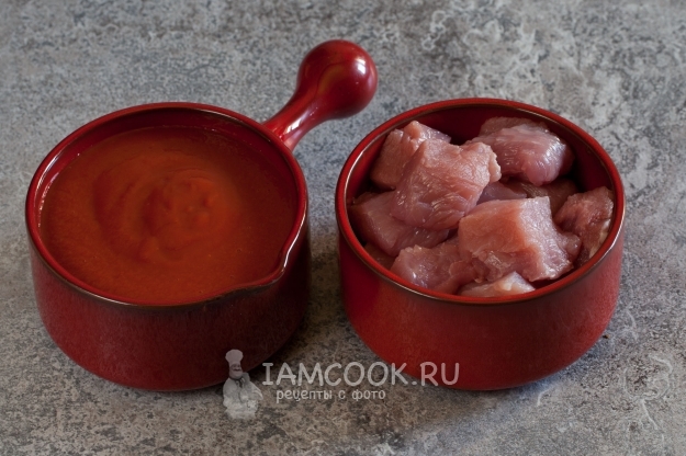 Leg vlees en saus in keramische kommen