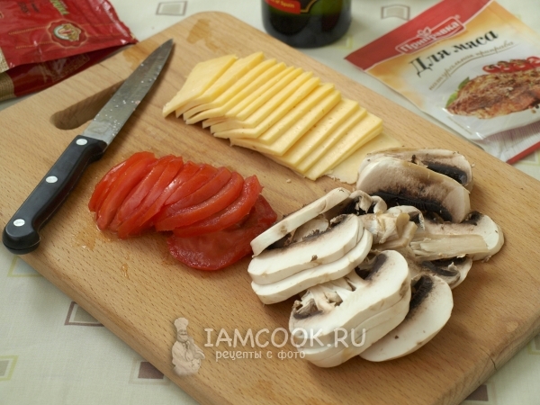 Snijd champignons, kaas en tomaat