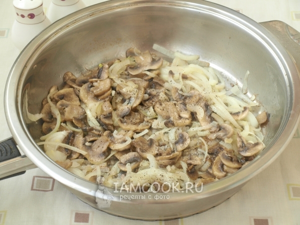 Frite os cogumelos com cebola