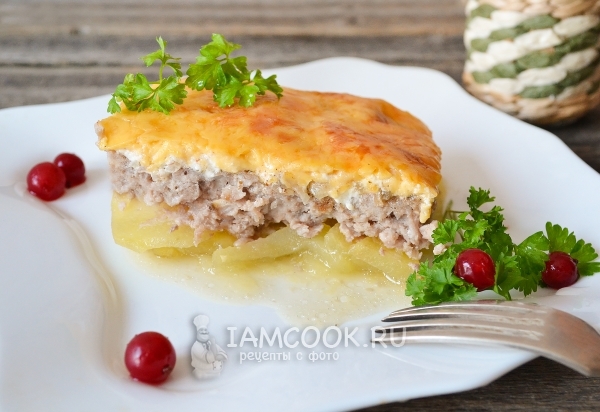 Foto de carne em francês com batatas e carne picada