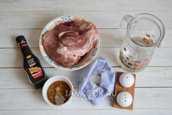 Ingrediente pentru carne într-un cuptor de gătit