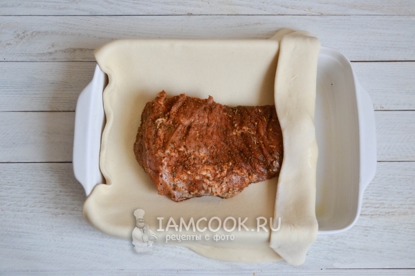 Ставите месо на тесто