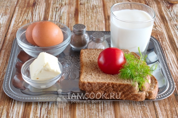 Ingrediënten voor omelet met brood in een koekenpan