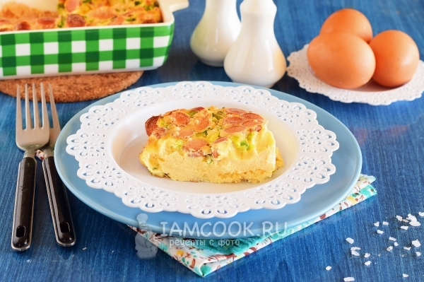 Gambar telur dadar dengan sosej di dalam ketuhar