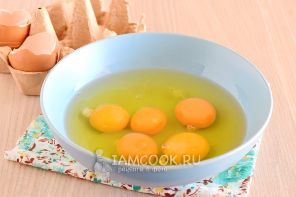 Pandu telur ke dalam mangkuk