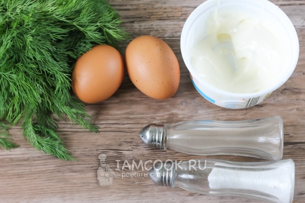 Ramuan untuk omelet dengan mayonis dalam kuali