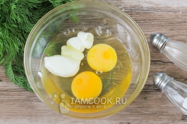 Sambungkan telur dengan mayonis