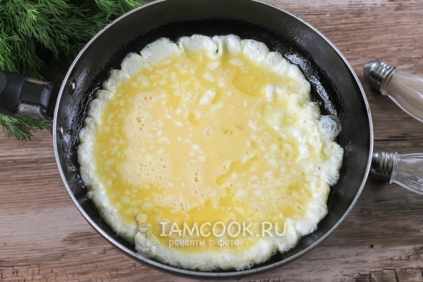 Tuangkan campuran telur ke dalam kuali