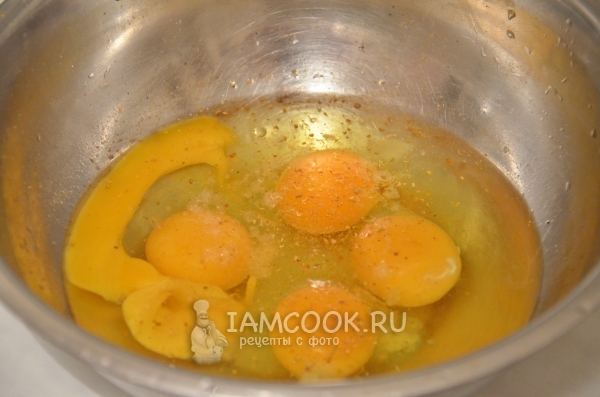 Adăugați sare și condimente la ouă
